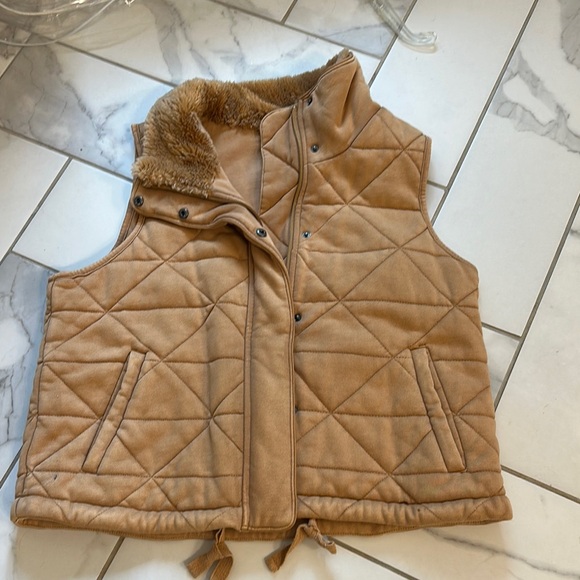 CALIA by Carrie Underwood Jackets & Blazers - Calia Brand New Tan Quilted Vest with Faux Fur Collar